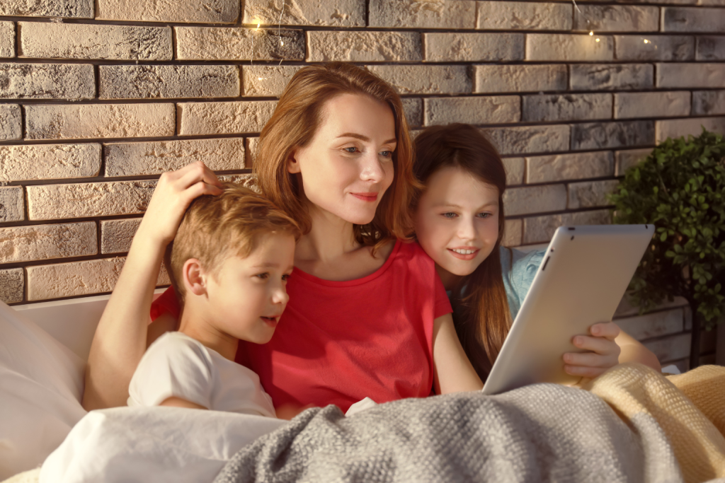 The photo highlights the intimate connection between a parent and child, reinforcing the importance of parents’ voices in bedtime. It demonstrates how these moments of closeness, such as soothing words or storytelling, play a key role in helping toddlers relax and feel secure before sleep.