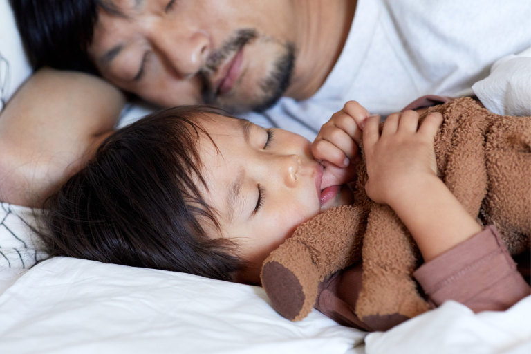 How to manage toddler sleep regression using parents’ voices at night.