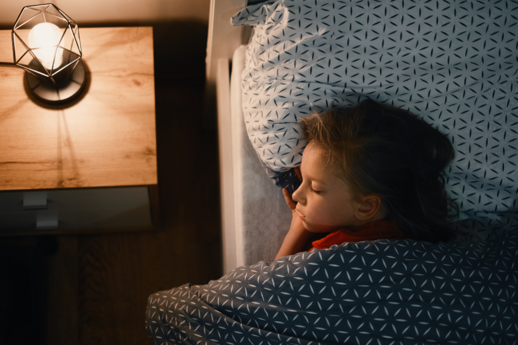 The photo illustrate how creating a calming bedtime environment supports toddlers in developing a healthy sleep habit, connecting the science of sleep with everyday routines.