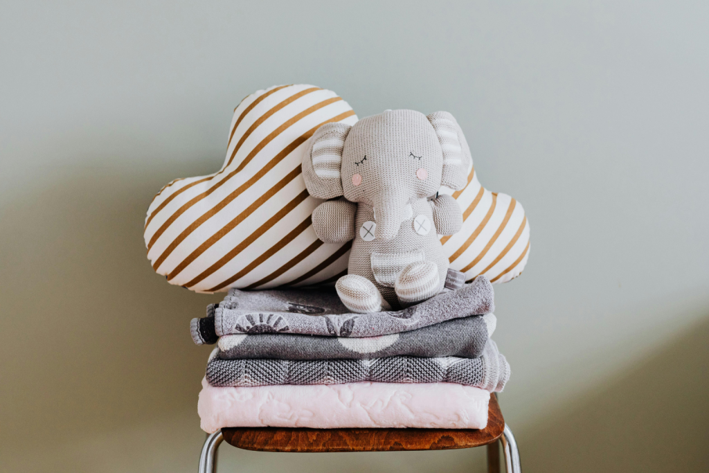 The purpose of this photo is to visually represent comfort and bedtime readiness, reinforcing the idea of building a healthy sleep habit for toddlers. It signals calmness, coziness, and routine, which parents associate with creating the right sleep environment.