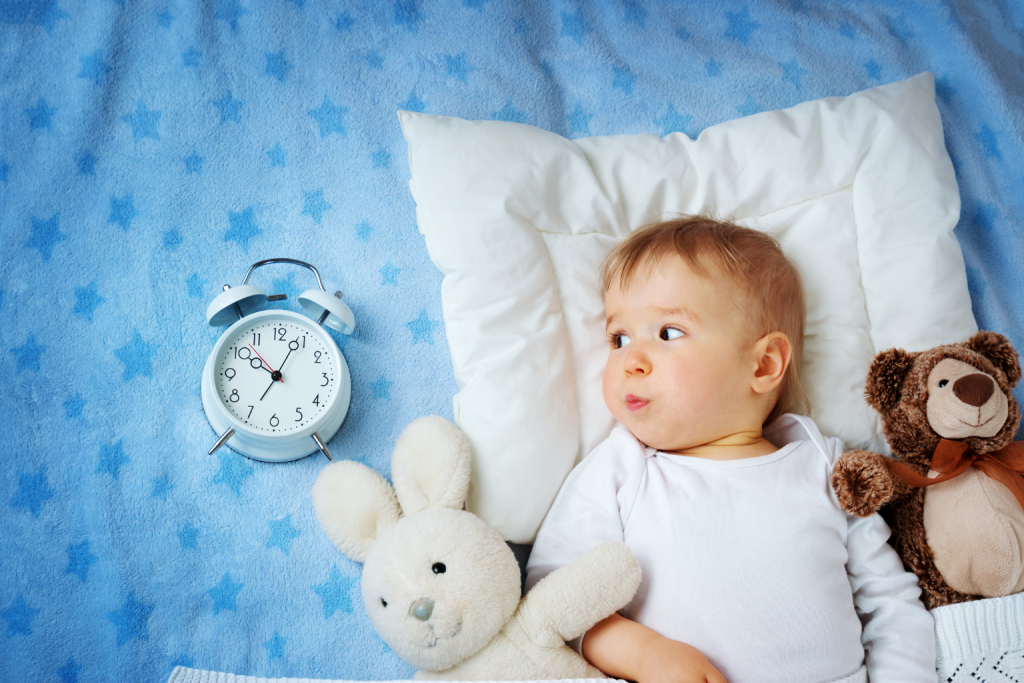 The photo emphasizes the role of comfort items and routine in building a healthy sleep habit, showing how consistency and a calm environment help children feel secure at bedtime.