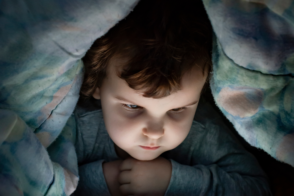 Bedtime mistakes parents make by letting children use screens late at night.