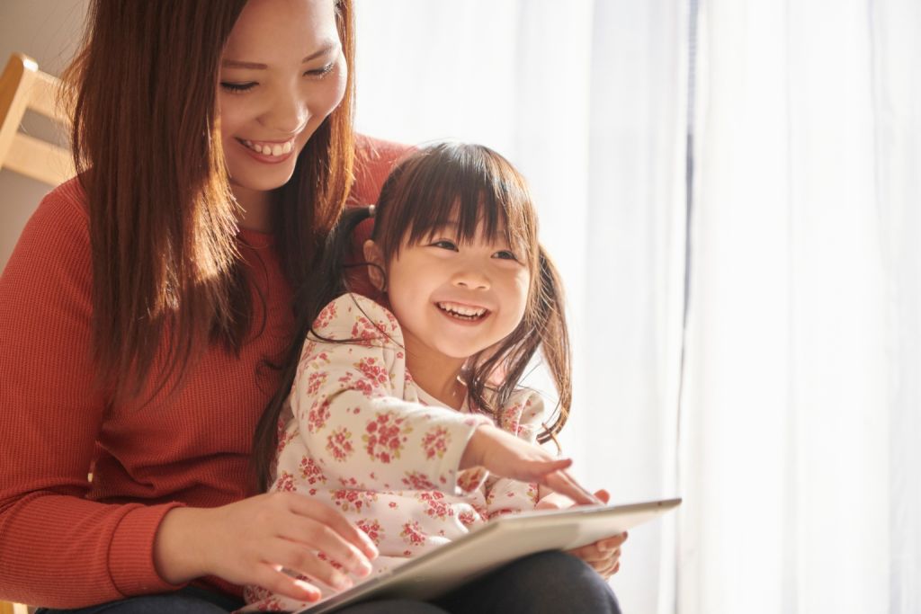 Mother and daughter enjoying bedtime stories together, creating a joyful and calming bedtime routine for kids.